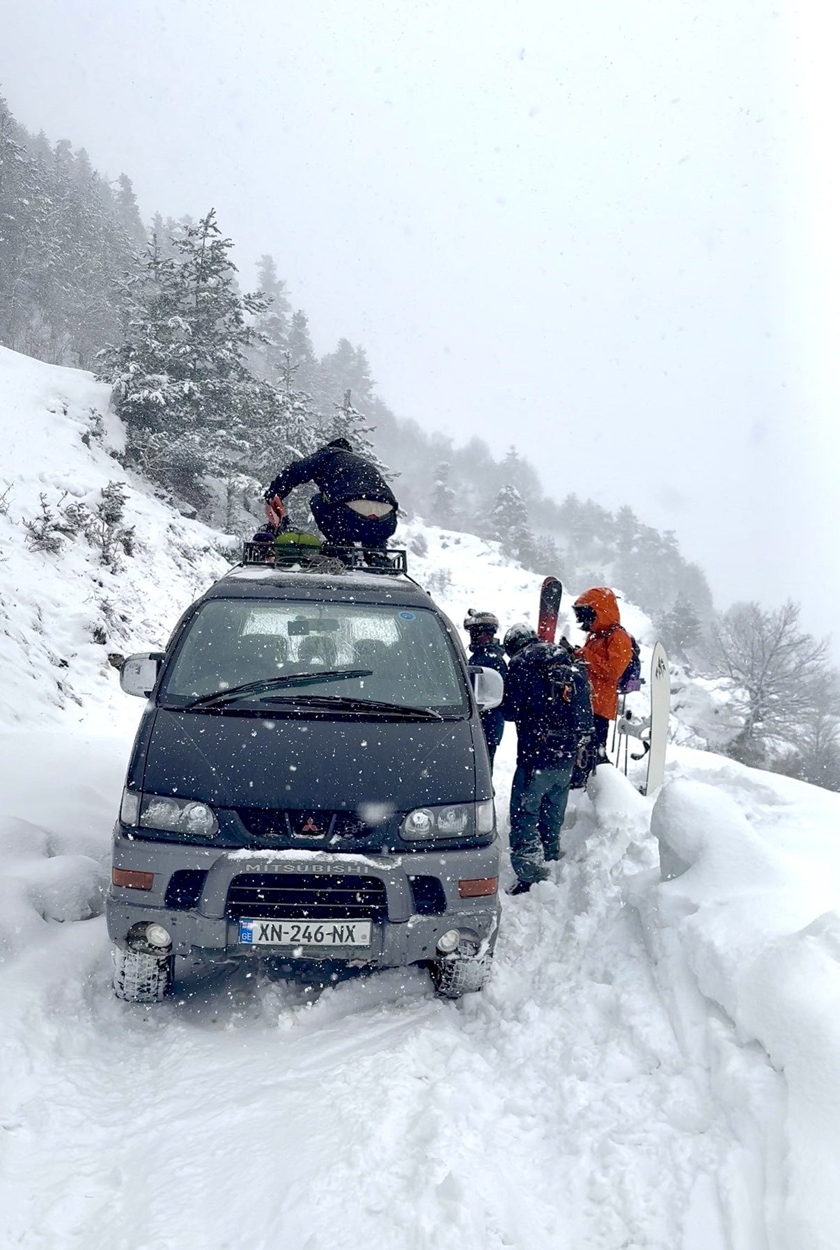 Furgoneta 4x4 encallada a la neu durant l'aproximació a Ushguli, Geòrgia, amb el grup descarregant els esquís
