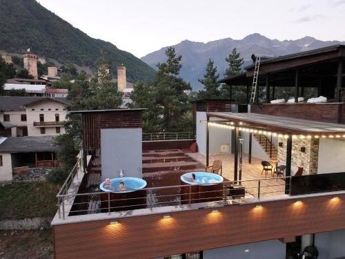 Allotjament a Mestia, vista nocturna