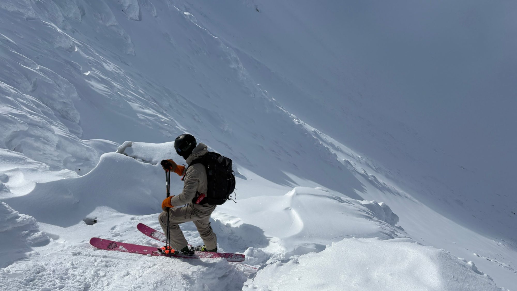 Esquiador a punt de baixar una pala de neu verge, Hokkaido