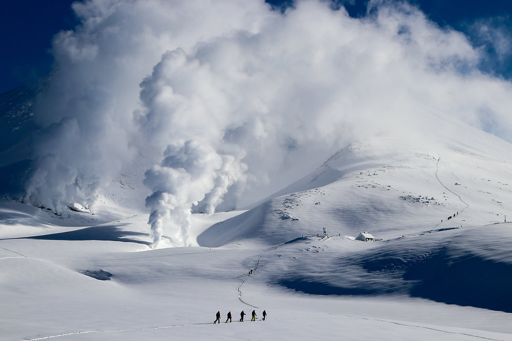 Esquiadors foquejant davant les fumaroles, Hokkaido