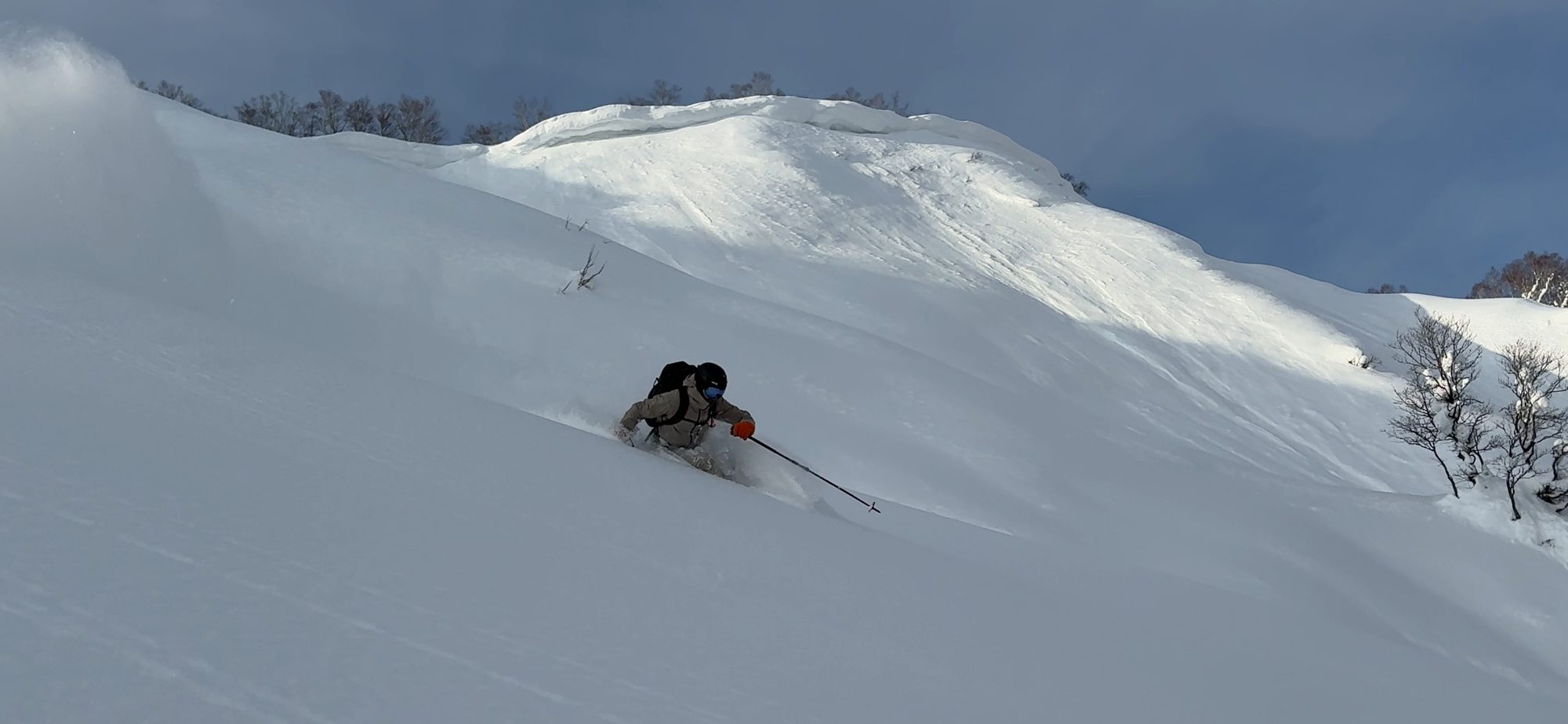 Esquiador fent un gir en neu pols, Hokkaido