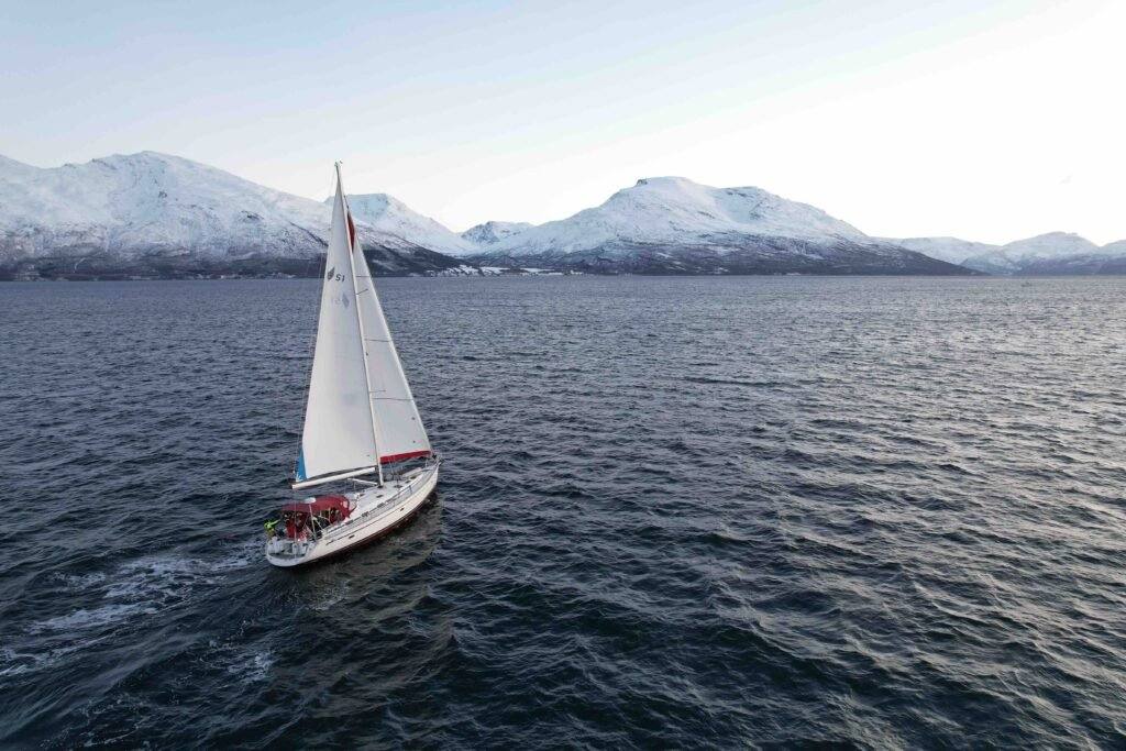 Iot navegant pels fiords de Lyngen, Noruega