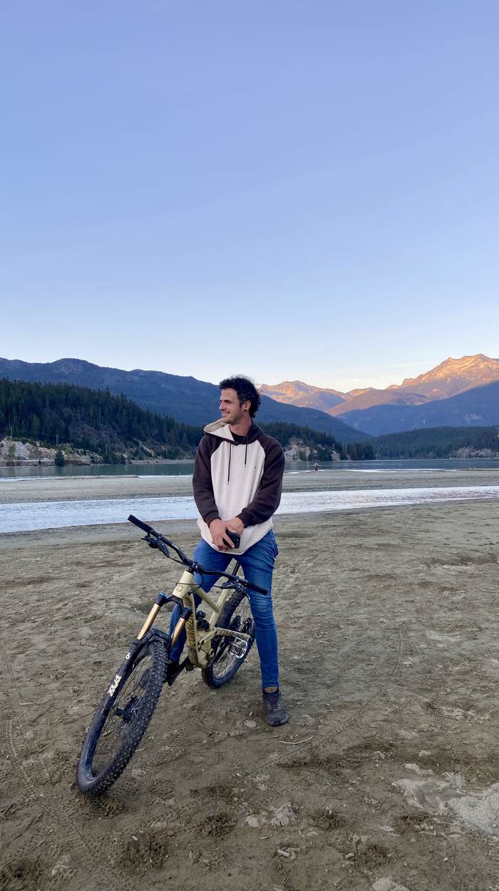 Enric fent mountain bike vora un llac a Whistler, Canadà