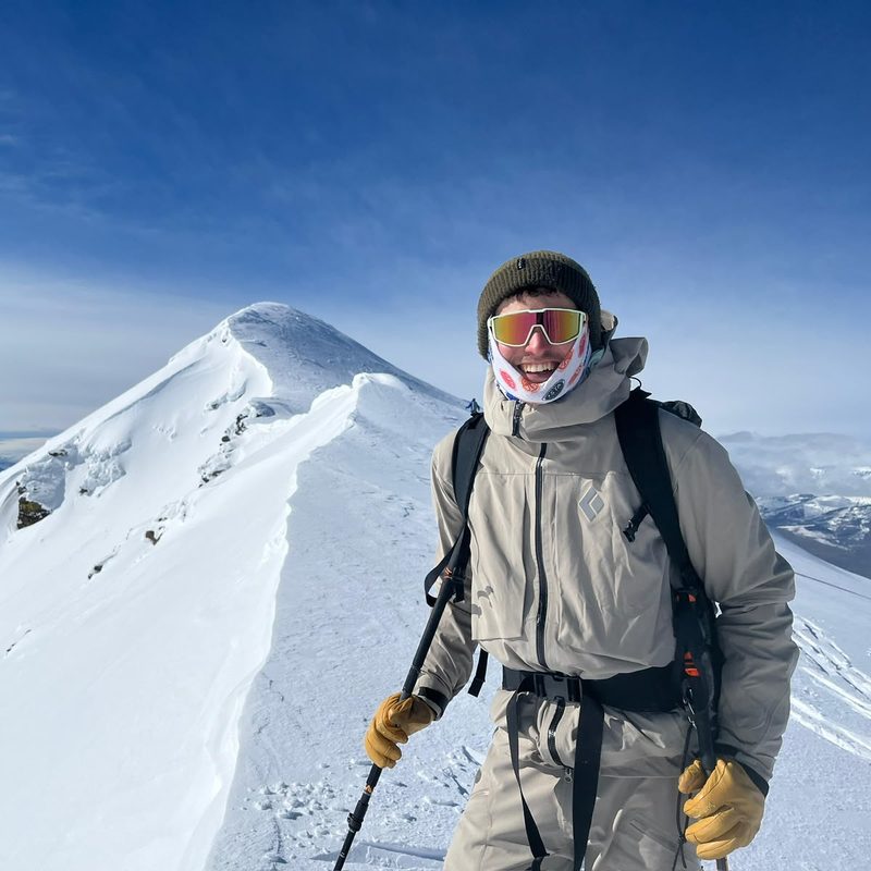 Roger, guia d'alta muntanya, en una carena nevada